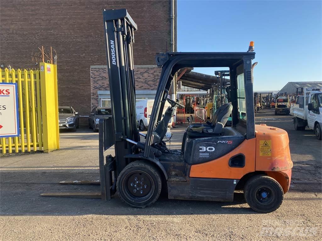 Doosan D30S-5 Дизельні навантажувачі