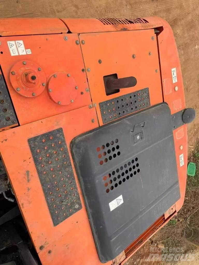 Hitachi ZX 200 Гусеничні екскаватори