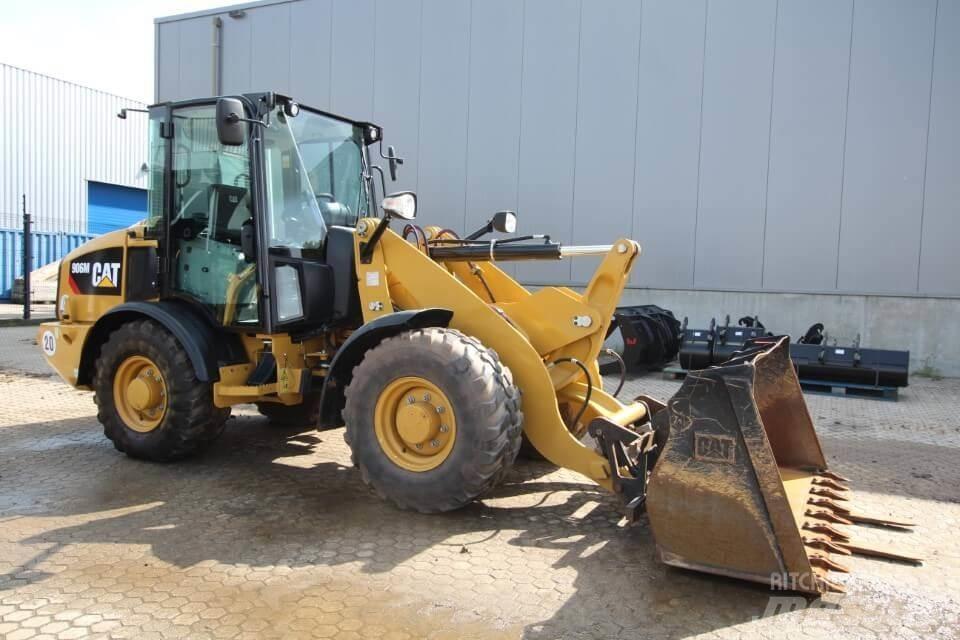 CAT 906M Фронтальні навантажувачі