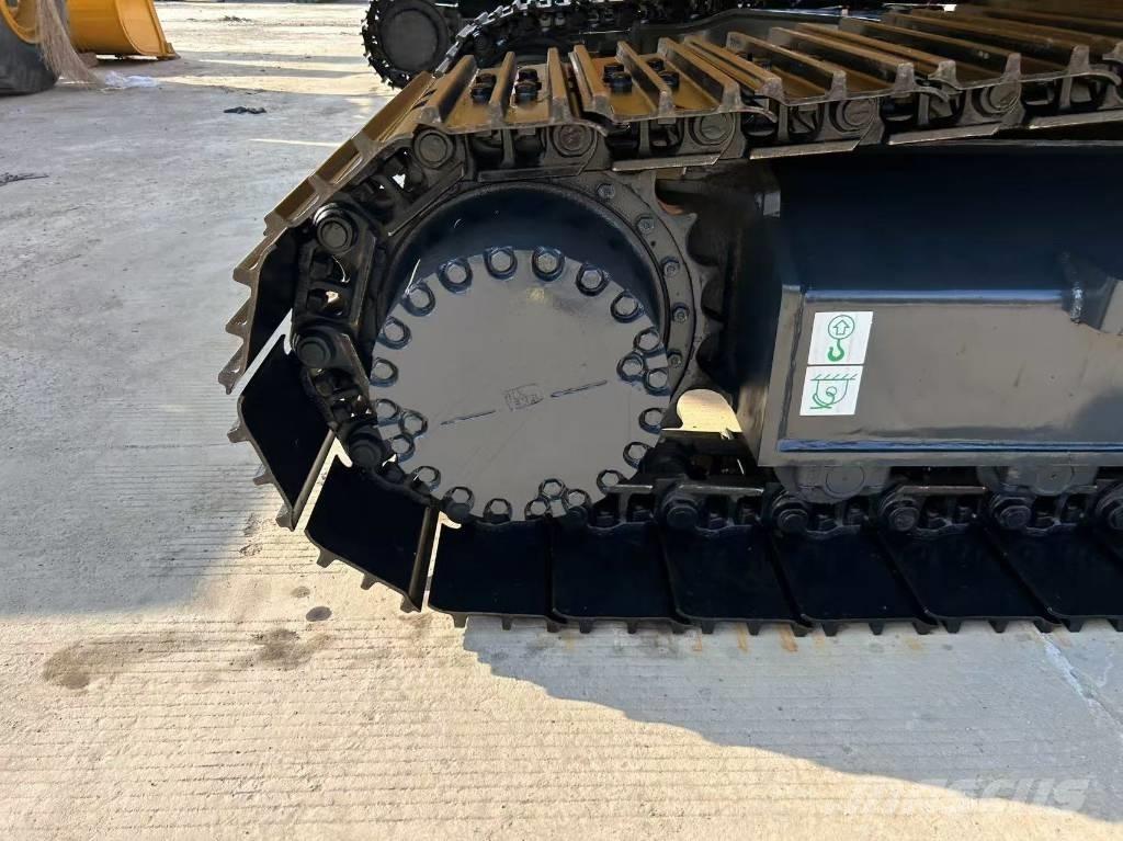 Komatsu 220 Гусеничні екскаватори