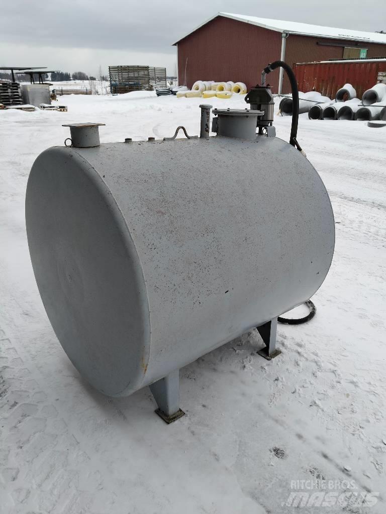  Farmarisäiliö 1300 L Сільгосптехніка - Інші