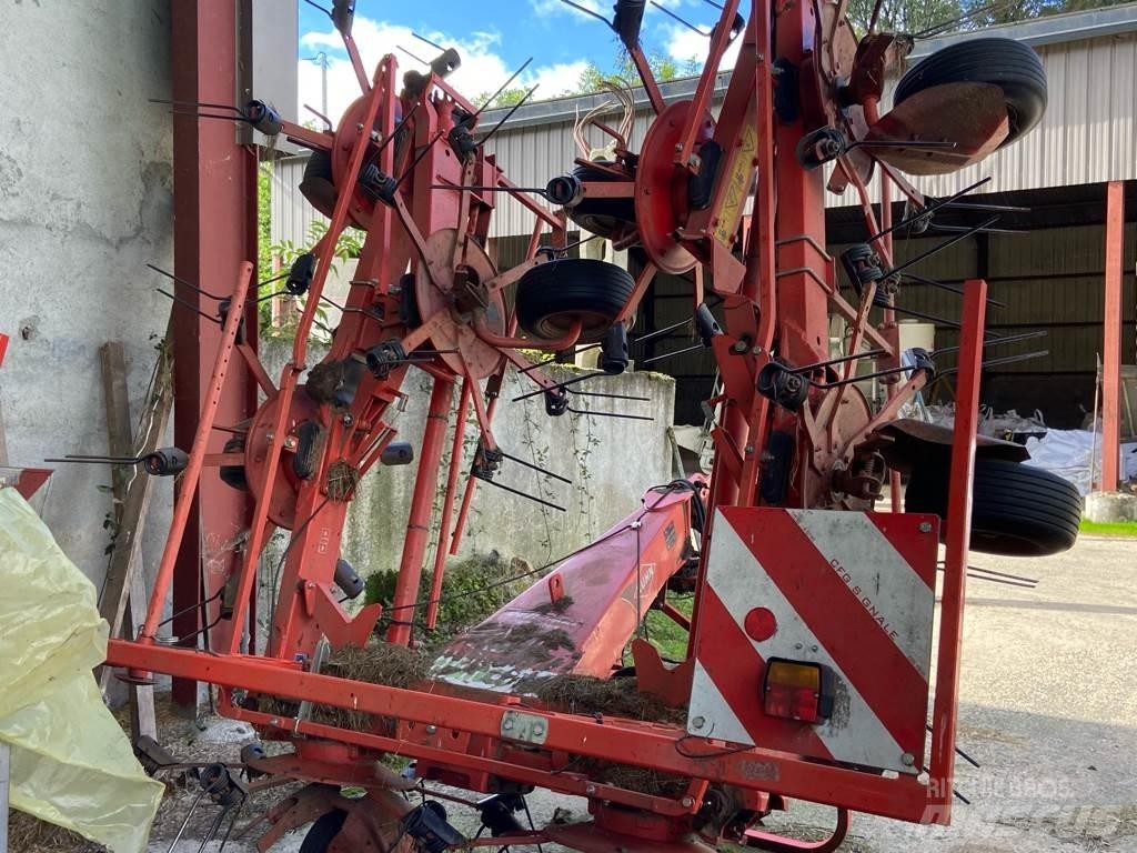 Kuhn GF8702 Граблі і сінозворушувачі