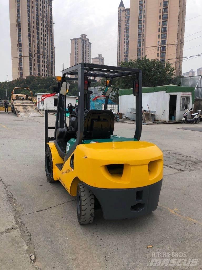 Komatsu FD30 Дизельні навантажувачі