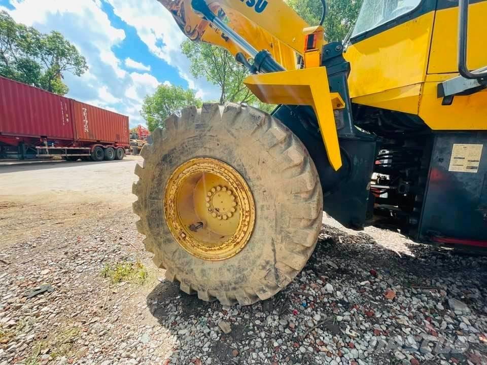 Komatsu WA320 Фронтальні навантажувачі