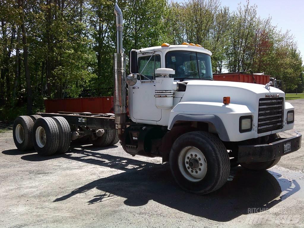 Mack RB 688 S Шасі з кабіною