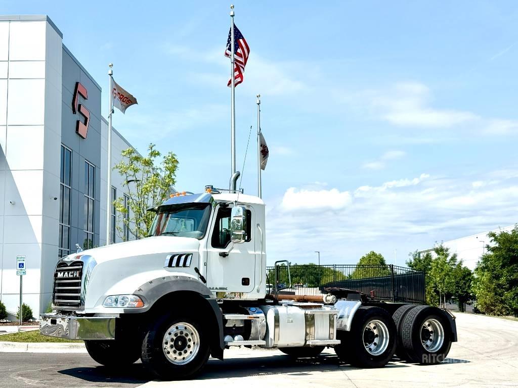 Mack GU 813 Тягачі