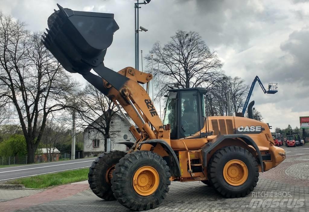 CASE 821 E Фронтальні навантажувачі