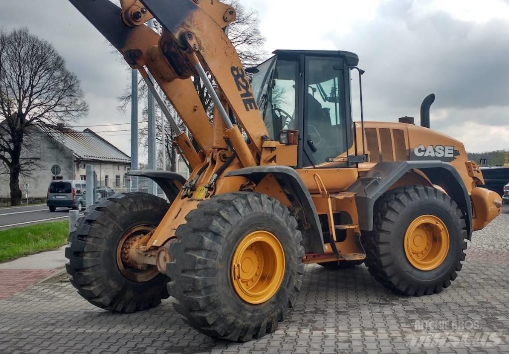 CASE 821 E Фронтальні навантажувачі