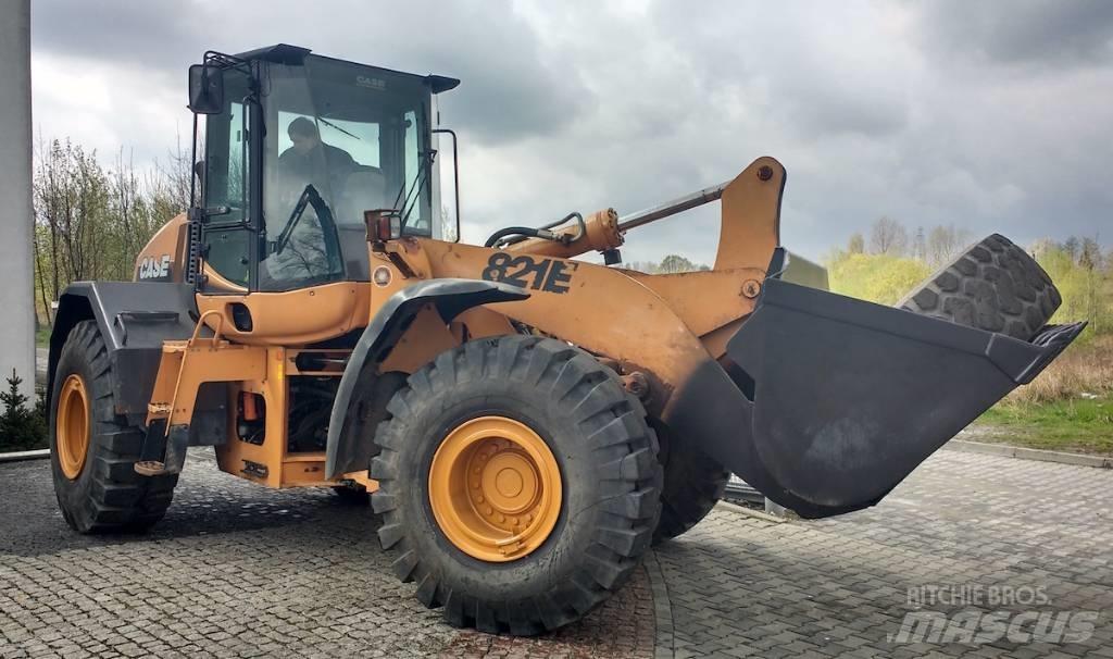 CASE 821 E Фронтальні навантажувачі