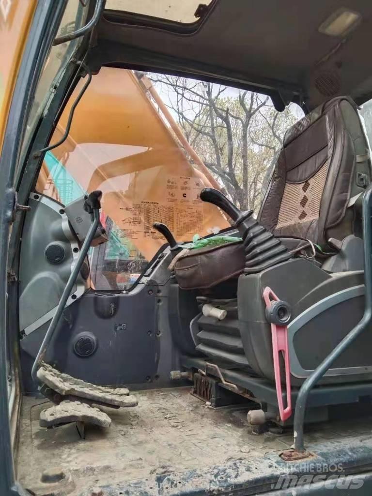 Hyundai R215-9T Колісні екскаватори