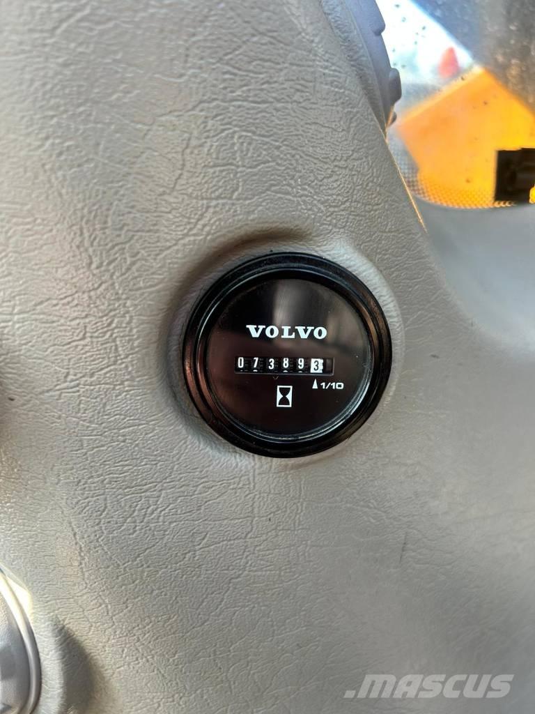 Volvo EC 220 E Гусеничні екскаватори