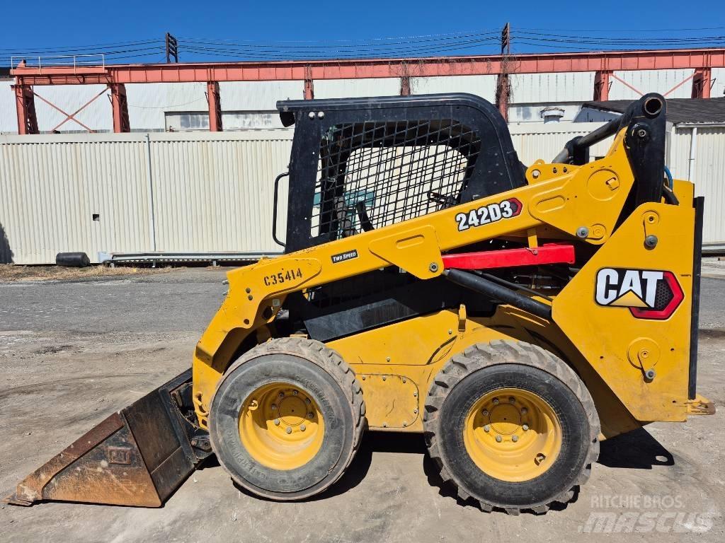 CAT 242 D Міні-навантажувачі