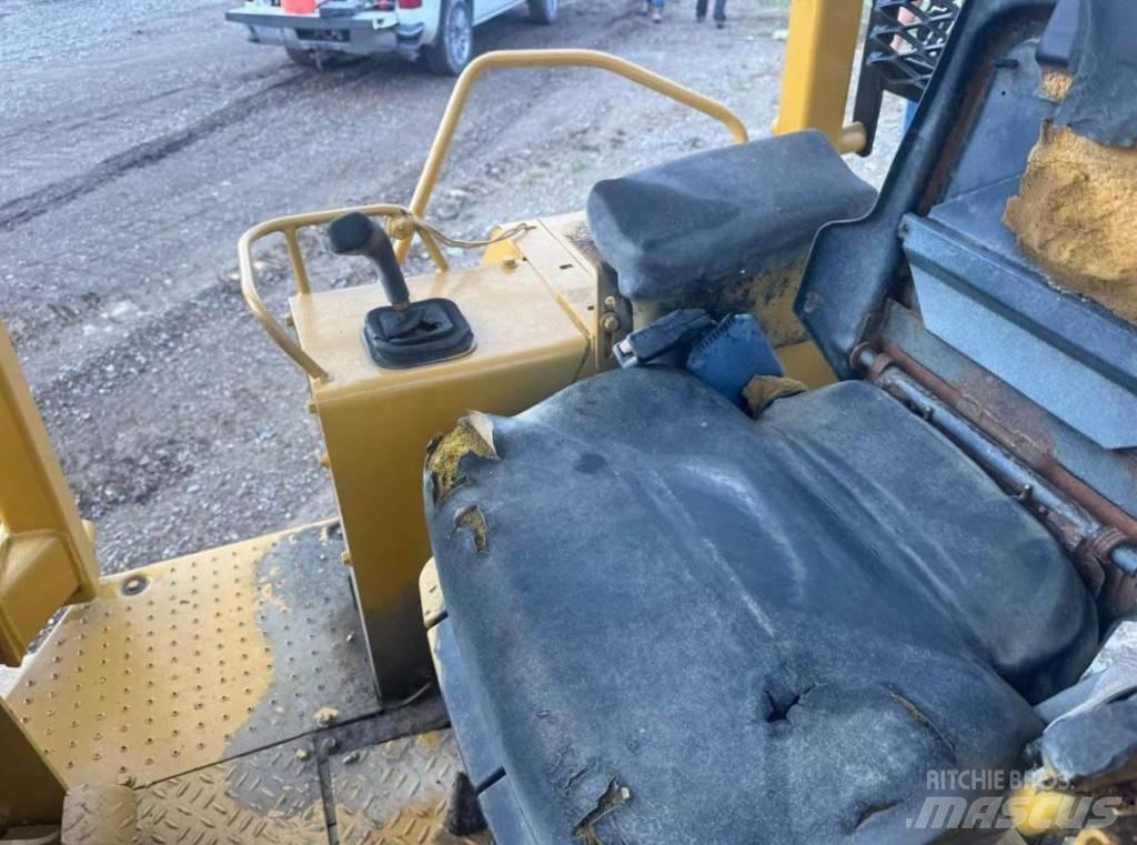 CAT D4C3 Гусеничні бульдозери
