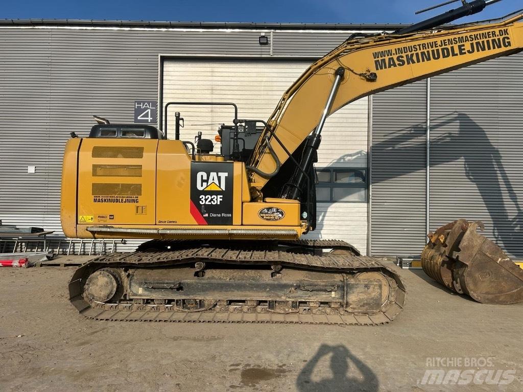 CAT 323 F L Гусеничні екскаватори