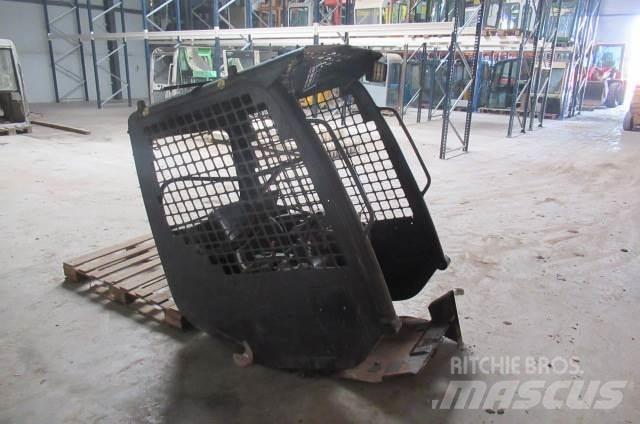 Komatsu SK714 Кабіна