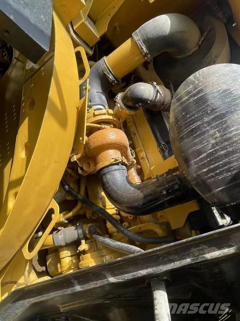 CAT 966 Колісні екскаватори