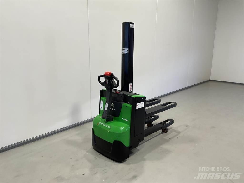 Cesab S208L Самохідні електроштабелери