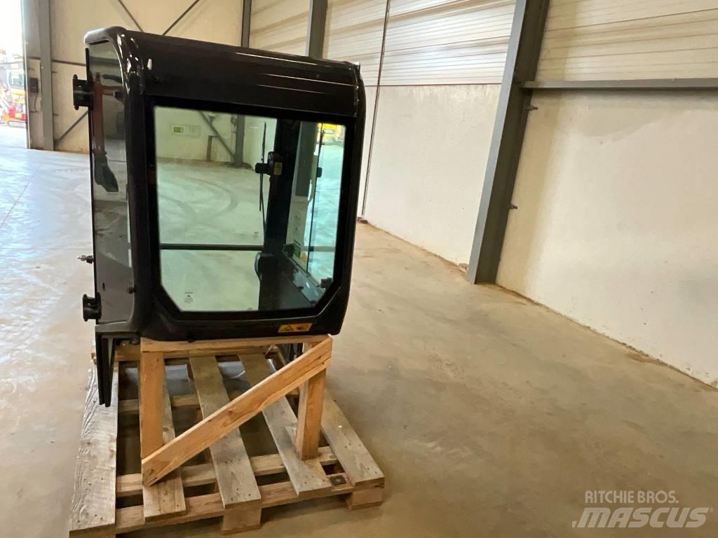 Kubota U 27-4 Кабіна