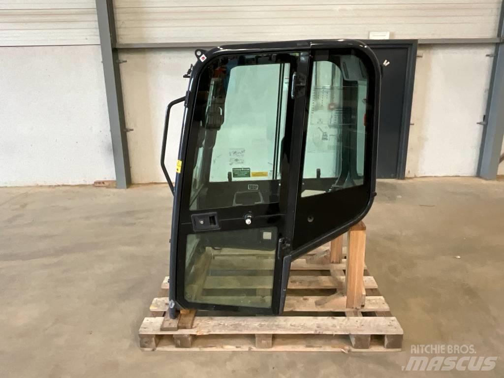 Kubota U 27-4 Кабіна