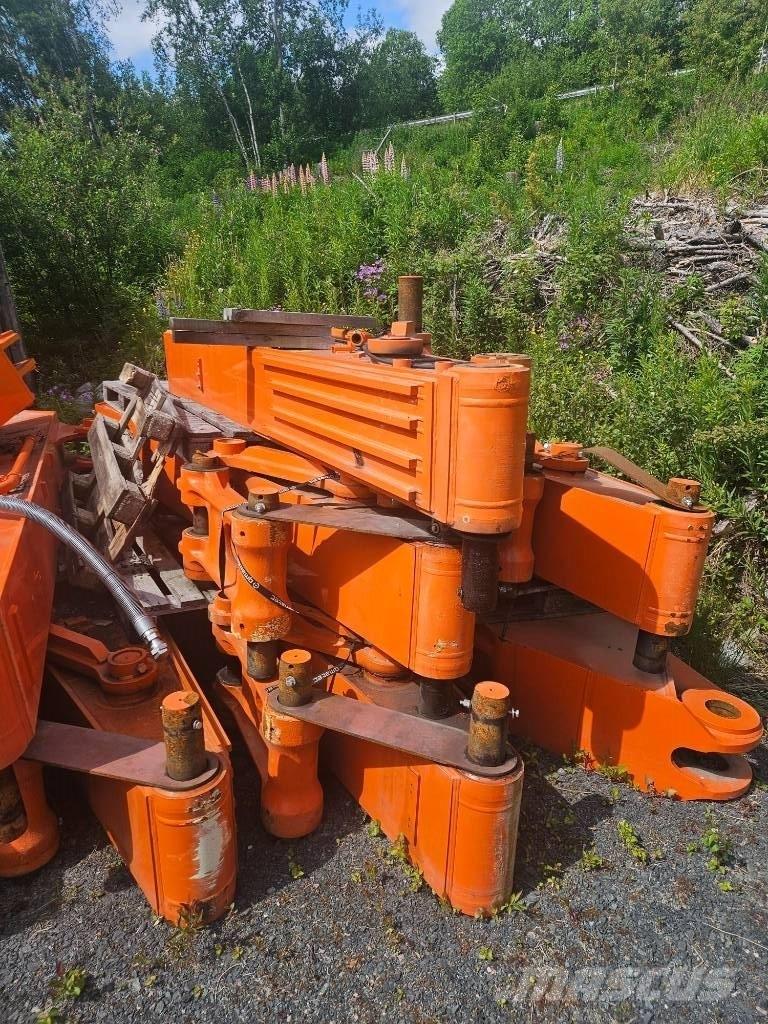 Hitachi ZX 350 LC-7 Бони і ковші