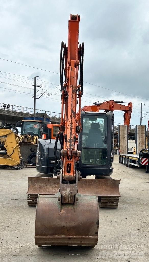Hitachi Zaxis 85 USB Середні екскаватори 7т. - 12т.