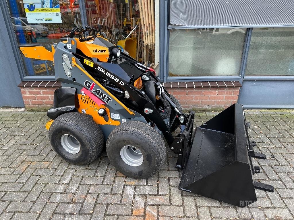 GiANT SK252D Багатофункціональне обладнання для вантажних і землекопальних робіт