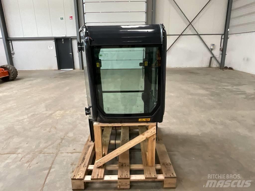 Kubota U 27-4 Кабіна