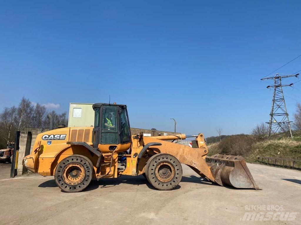 CASE 821 F Фронтальні навантажувачі