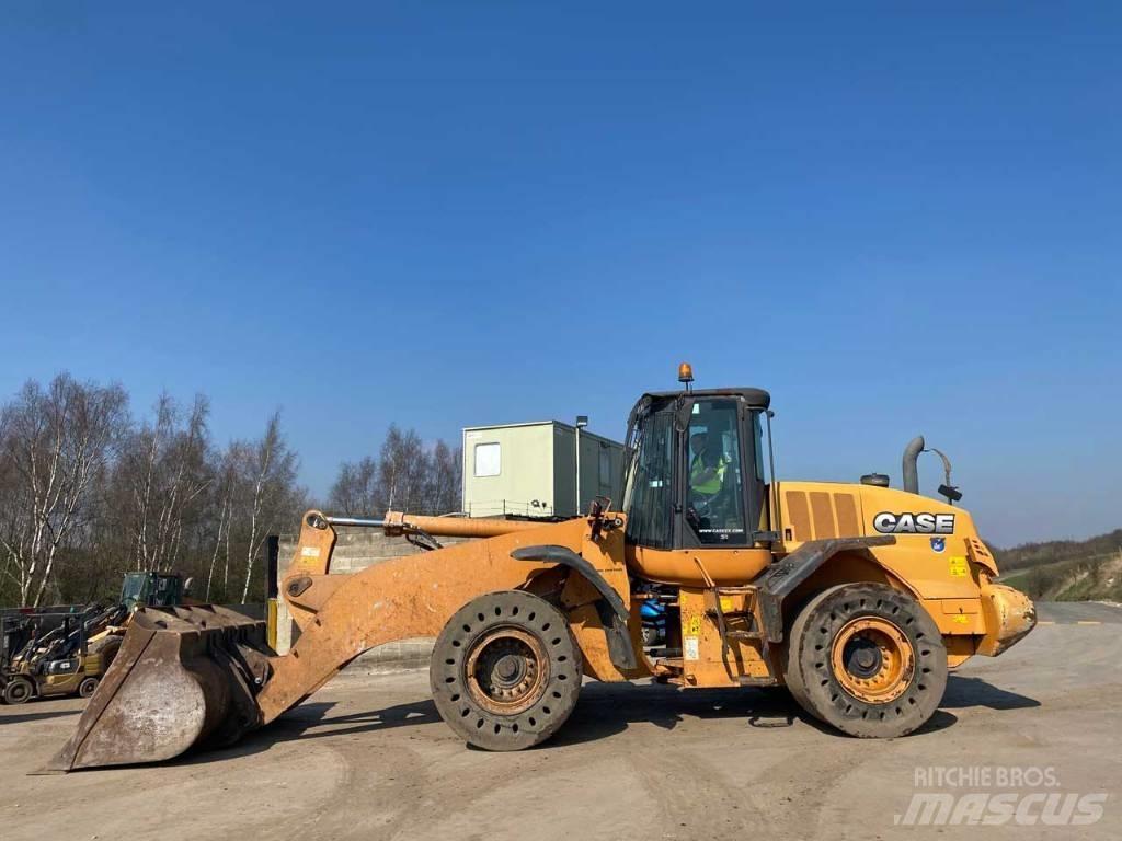 CASE 821 F Фронтальні навантажувачі