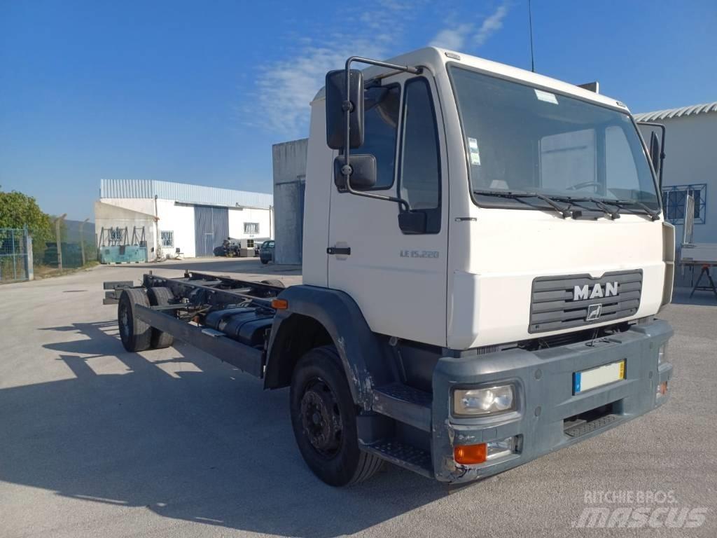 MAN 15.225 Шасі з кабіною