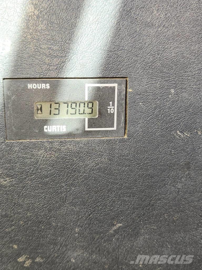 Hyundai Robex 300 LC Гусеничні екскаватори