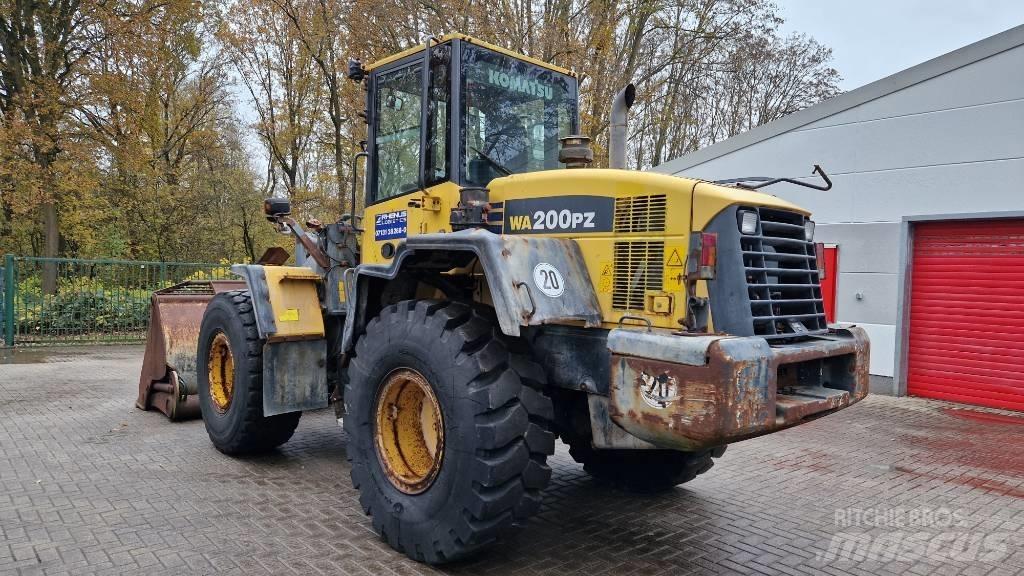 Komatsu WA 200 PZ-6 Фронтальні навантажувачі