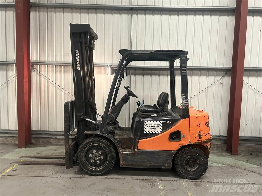 Doosan D25S-5 Дизельні навантажувачі