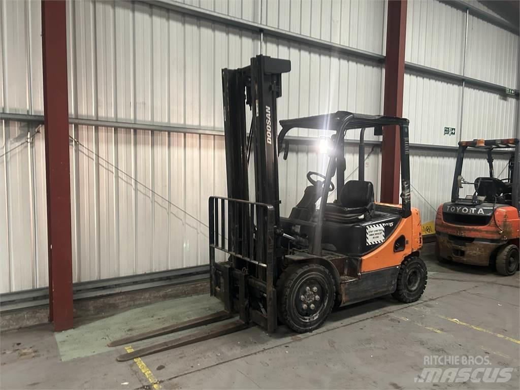 Doosan D25S-5 Дизельні навантажувачі