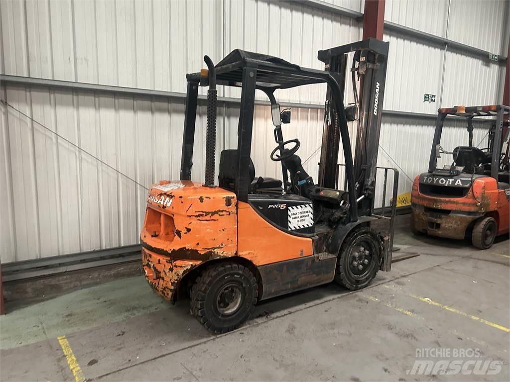 Doosan D25S-5 Дизельні навантажувачі