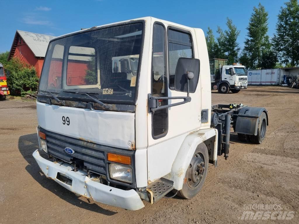 Ford CARGO 0713 Вантажівки / спеціальні