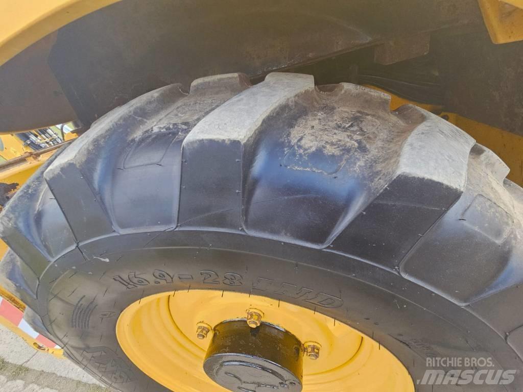 Komatsu WB 93 S-5 Екскаватори-навантажувачі