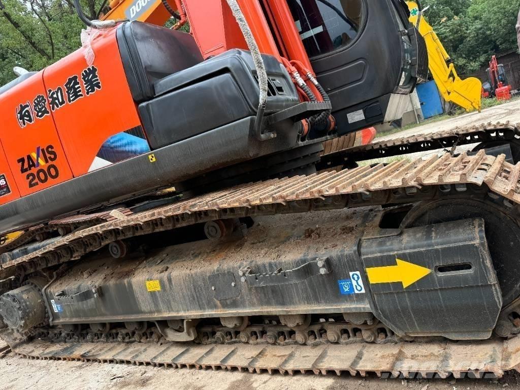 Hitachi ZX 200 Гусеничні екскаватори