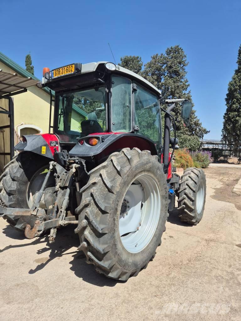 Massey Ferguson 5713 Трактори