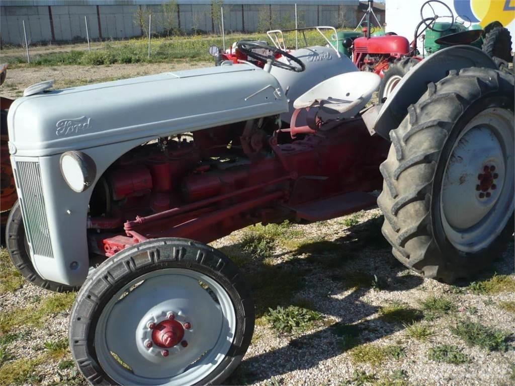 Ford 8N Трактори