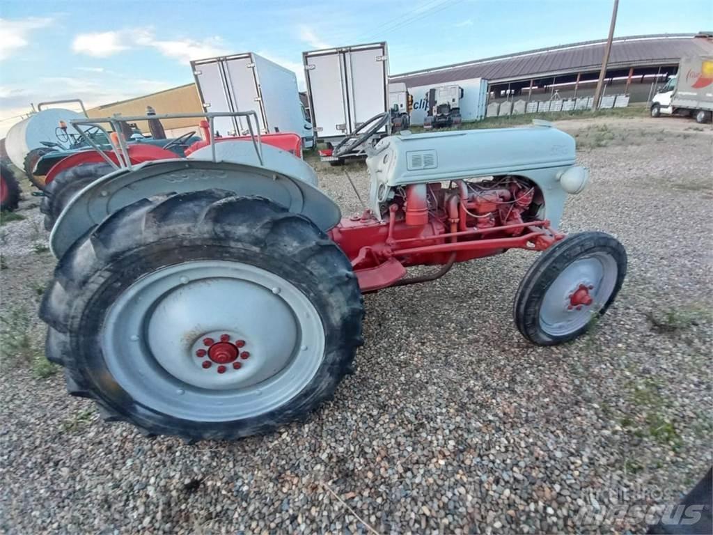 Ford 8N Трактори