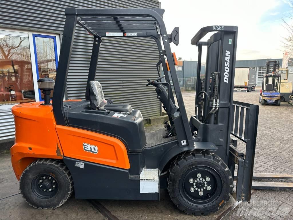 Doosan D30NX Дизельні навантажувачі