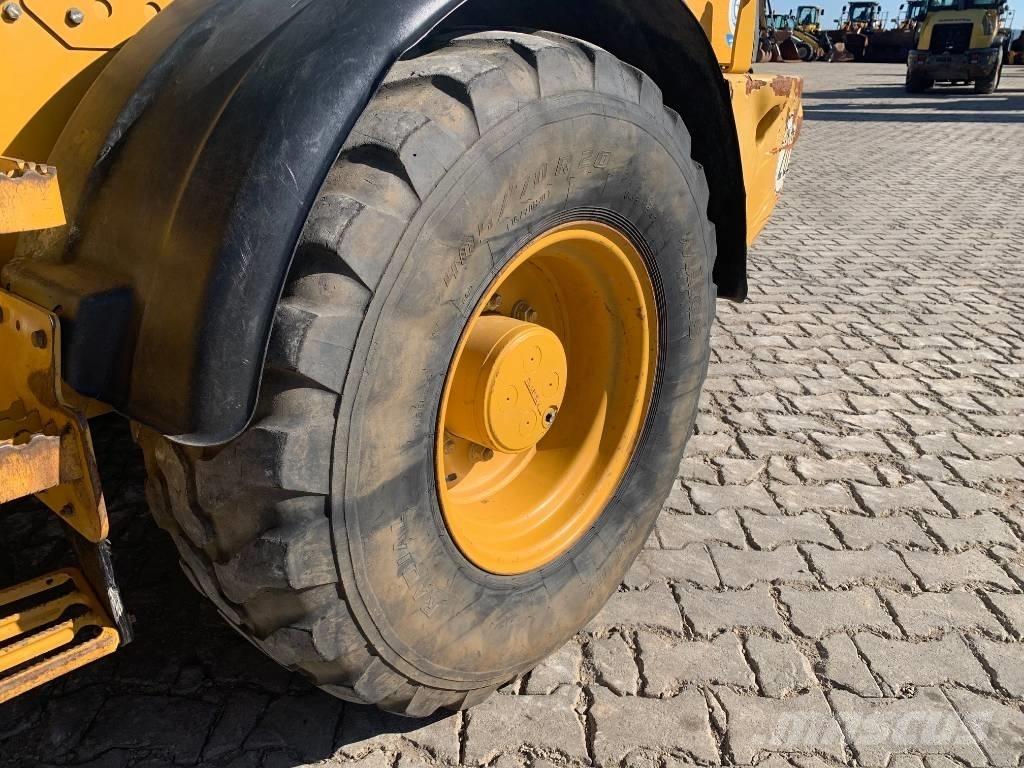 CAT 908M Фронтальні навантажувачі