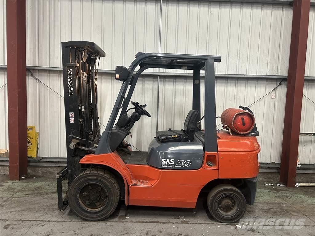 Toyota 7FGF30 Газові навантажувачі