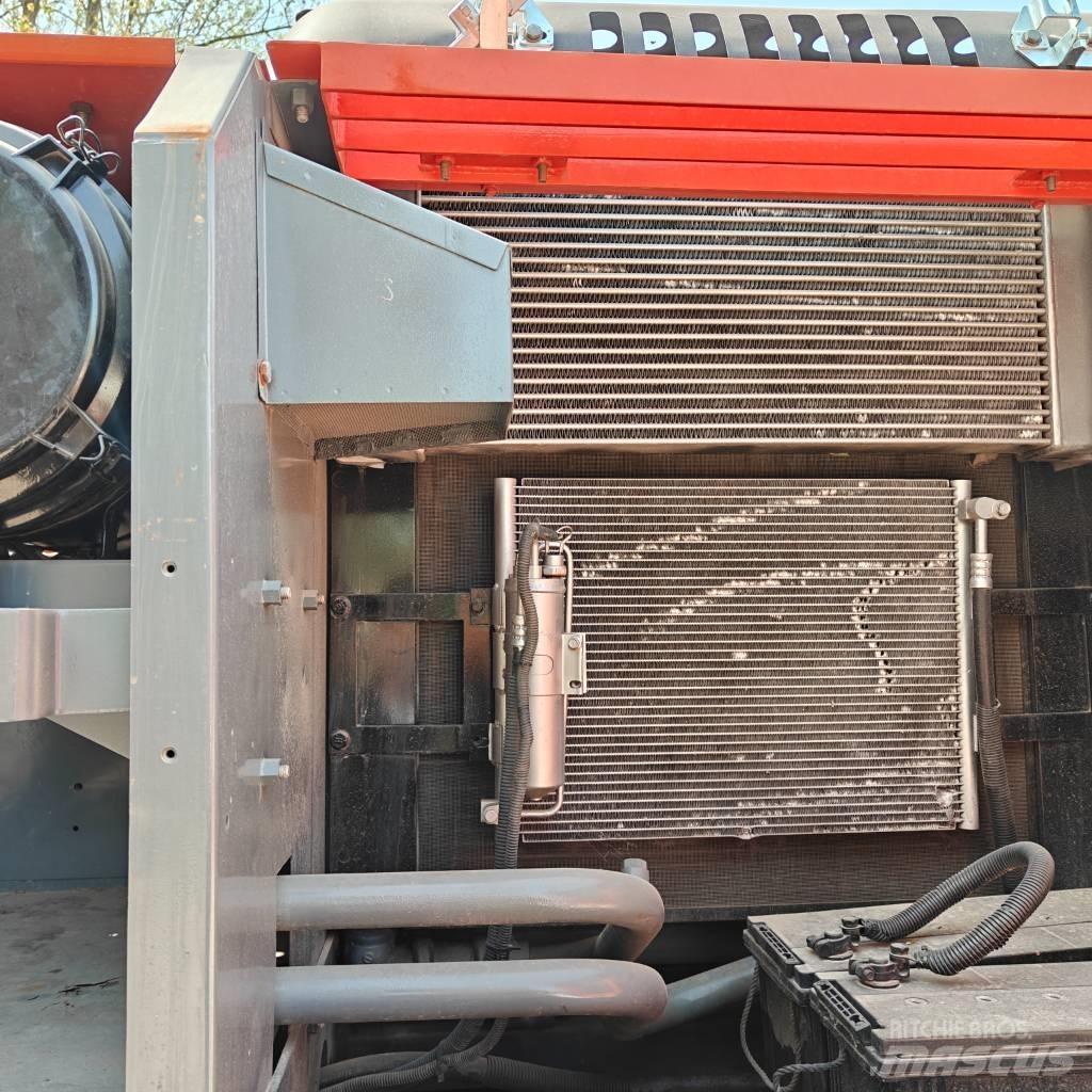 Hitachi ZX200 Гусеничні екскаватори