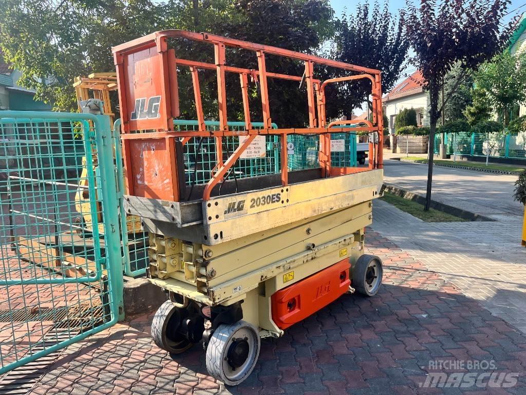 JLG 2030ES     V-3450 Вертикальні щоглові підйомники