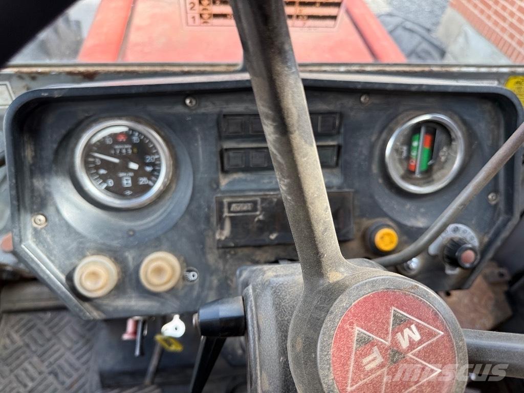 Massey Ferguson 699 Трактори