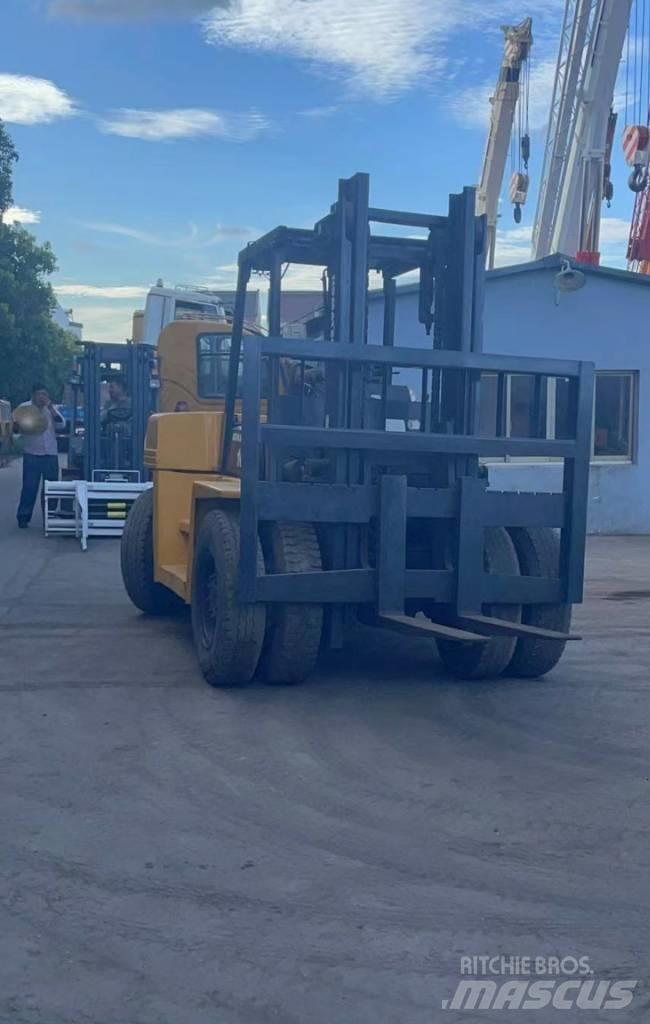 Komatsu 10 Ton Дизельні навантажувачі