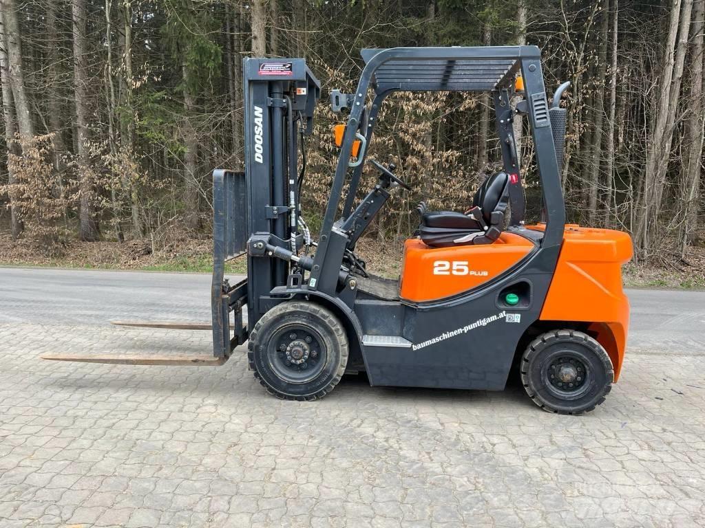 Doosan D 25 GP Дизельні навантажувачі