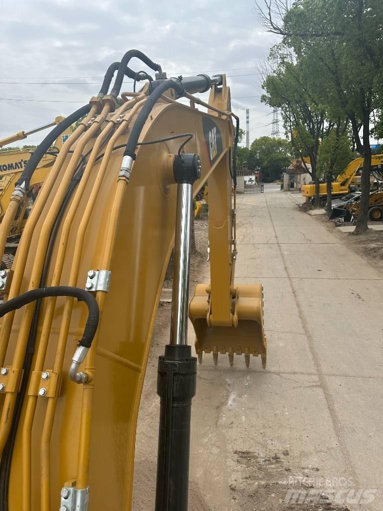 CAT CAT330D Середні екскаватори 7т. - 12т.